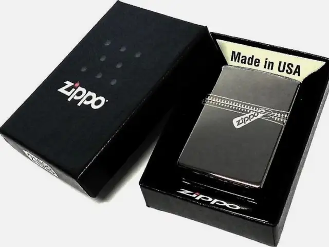 Vintage 2000s zippo oil lighter zipper design ice regular w/ case- made in japan, Επαρχία Πάφου — Paphos - Άγιος Θεόδωρος