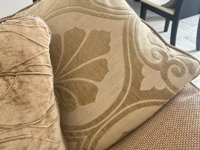 Dfs 3 seater/2 seater/chair & pouf, Larnaca — Kiti - 5