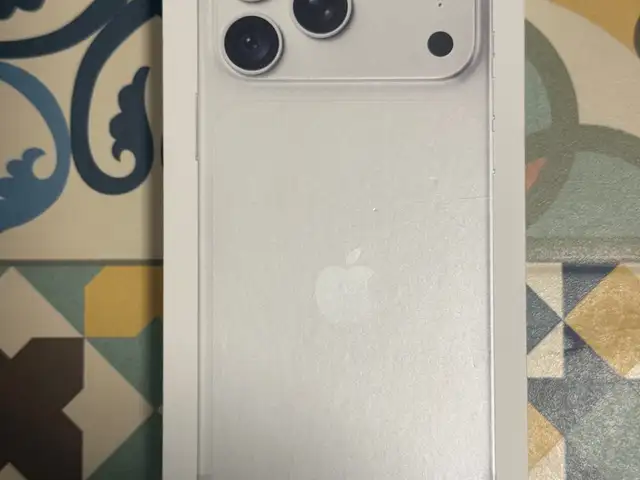 Apple iphone 18 pro max 2tb silver brand new sealed box with 2 years warranty, Limassol — Limassol - Agios Antonios