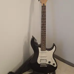 The guitar is in good condition and comes with a case, Επαρχία Λευκωσίας — Άγιος Δομέτιος - Άγιος Γεώργιος