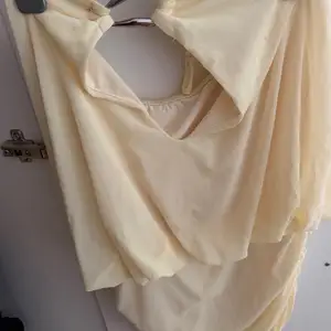 Yellow dress, Nicosia — Palouriotissa