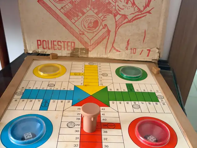 Vintage 1950s parchessi/parchis/ludo boardgame w/automatic dicerolling mechanism, Επαρχία Πάφου — Paphos - Άγιος Θεόδωρος