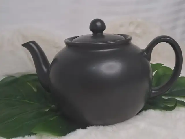 Vintage Pristine England Matte Black Ceramic Teapot, Larnaca — Oroklini Tourist Area