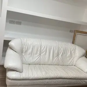 Kanapes tritheseos dermatinos se aristi katastasi, Limassol — Polemidia - Archangelos Michail