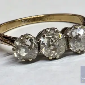 18ct yellow gold ring with 3 x round cut diamonds, Limassol — Ypsonas