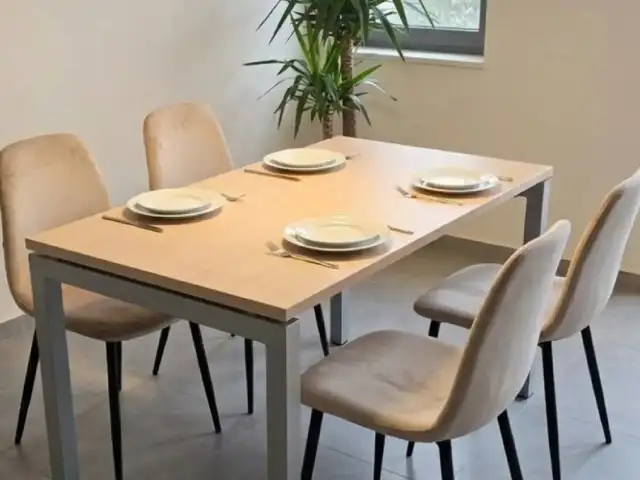 Modern dining table with 4 beige chairs good condition, Επαρχία Λεμεσού — Άγιος Τύχων Τουριστική Περιοχή