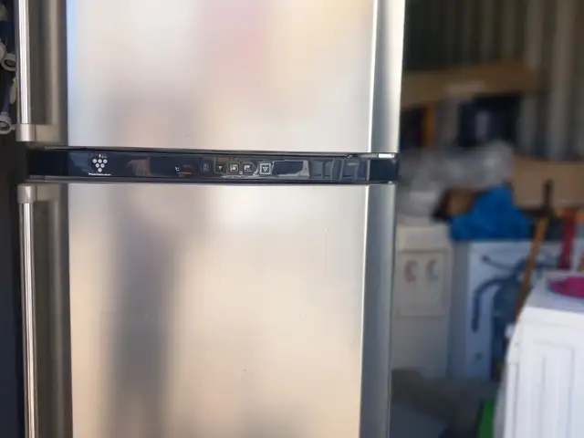 Fridge freezer SHARP inox 180 x 70 up freezer lower fridge excellent condition, Επαρχία Λεμεσού — Τσερκέζ Τσιφτλίκ (Τσερκέζοι)