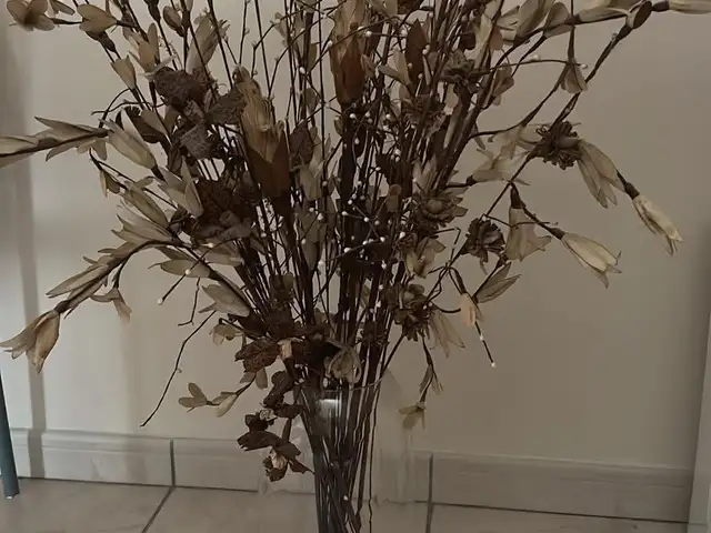 Tall clear glass vase, with dried flower and stones decor. 35cms tall, Επαρχία Λάρνακας — Αραδίππου - Άγιος Φανούριος
