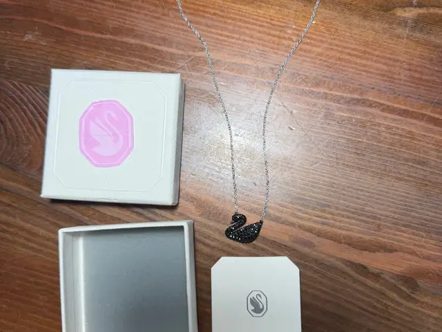 Swarovski necklace in excellent condition, Nicosia — Palouriotissa