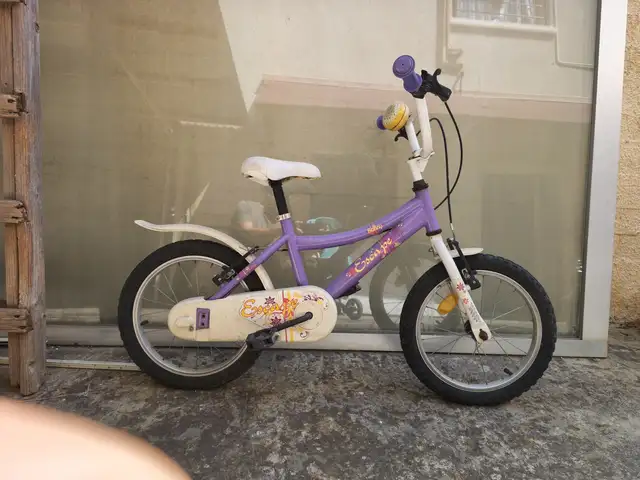 Girl's bicycle, Nicosia — Lakatameia - Agia Paraskevi