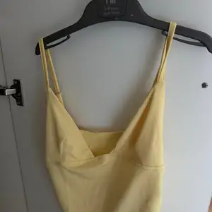 Yellow basic shirt, Nicosia — Palouriotissa
