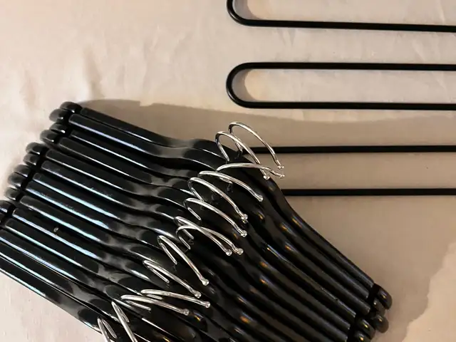 14 + 1 black hangers, Επαρχία Πάφου — Universal