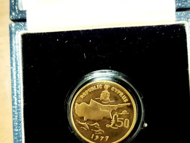 Gold coin Makarios Cyprus, Larnaca — Ormideia