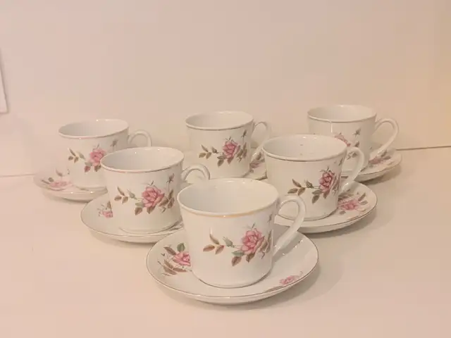 Vintage 1980s elegant rose pattern porcelain tea cup and saucer set w/ gold trim, Επαρχία Πάφου — Paphos - Άγιος Θεόδωρος