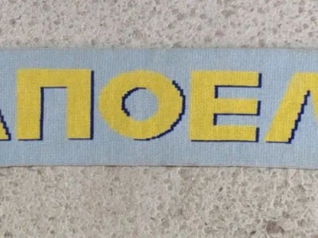 APOEL. 80 χρόνια ΑΠΟΕΛ. Vintage scarf. Same design on both sides., Επαρχία Λευκωσίας — Λευκωσία - Φανερωμένη