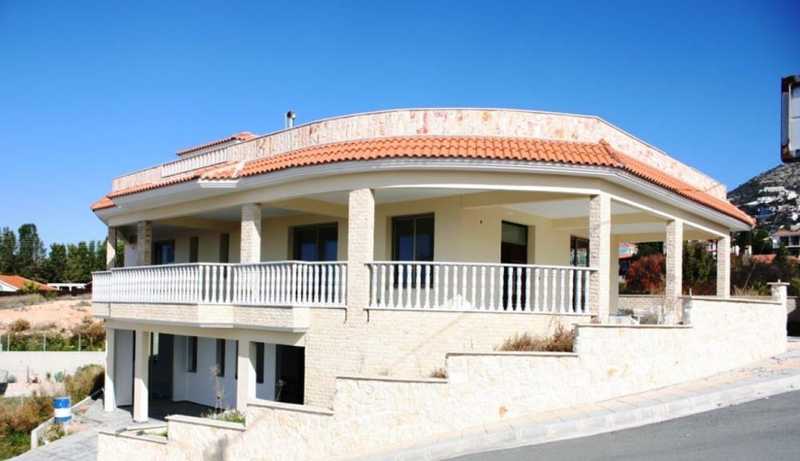8-bedroom villa for sale