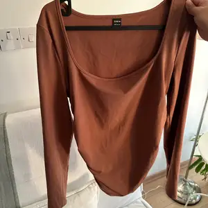 Brown long sleeved top, Nicosia — Aglantzia