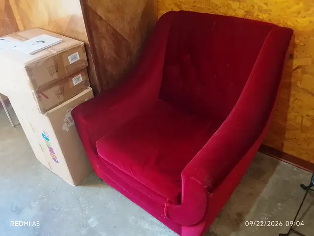 4 κλασικές πολυθρόνες από κόκκινο βελούδο, Επαρχία Αμμοχώστου — Παραλίμνι