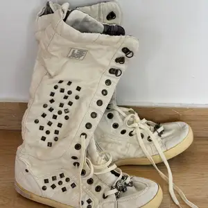 Vintage y2k converse style goth boots, Επαρχία Λάρνακας — Αραδίππου - Άγιος Φανούριος