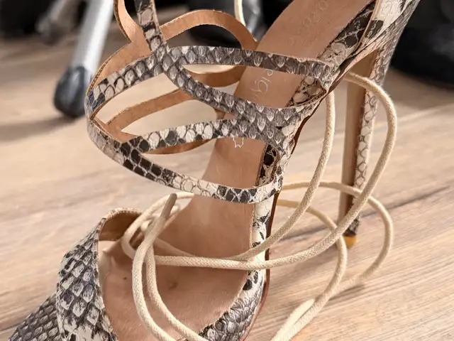 Croc high heel, Επαρχία Λάρνακας — Λάρνακα - Σκάλα