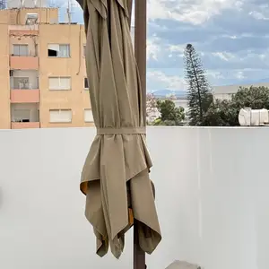 Σετ κήπου/βεράντας τραπέζι καρέκλες μαξιλάρια καθισμάτων κρεμαστή ομπρέλα, Επαρχία Λευκωσίας — Αγλαντζιά