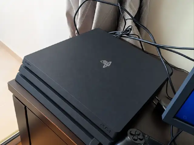PlayStation 4 Slim + Controller + 3 Games Excellent Condition, Επαρχία Λάρνακας — Λιβάδια Λάρνακας