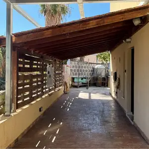 Wooden pergola with tiled roof in geroskipou, paphos, Επαρχία Πάφου — Γεροσκήπου