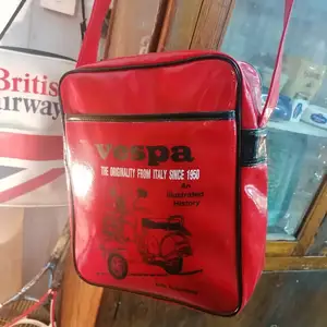Vespa Red Vinyl Bag new, Επαρχία Λευκωσίας — Άγιοι Ομολογητές