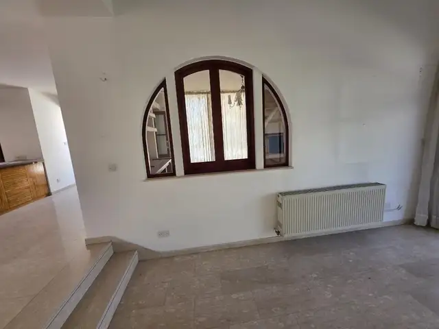 Παραδοσιακό Τοξωτό Ξύλινο Παράθυρο με Τζάμια, Επαρχία Λευκωσίας — Αγλαντζιά