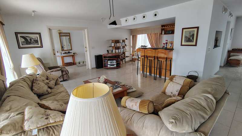 8-bedroom villa for sale