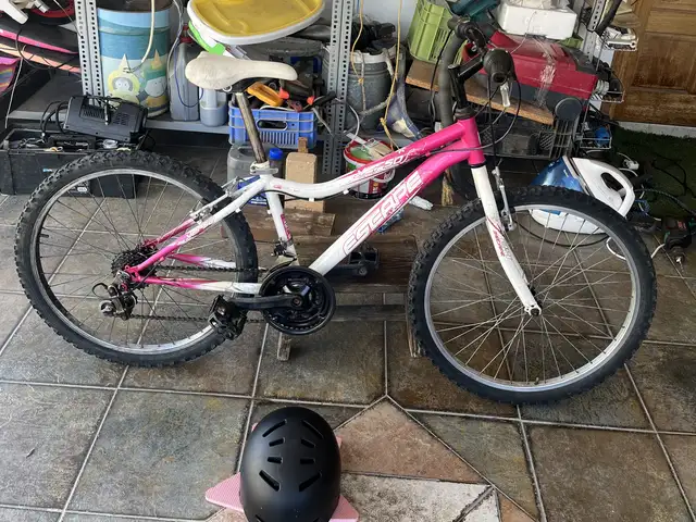 Escape verso mountain bike 24 with helmet worth 250, Επαρχία Λεμεσού — Άγιος Αθανάσιος