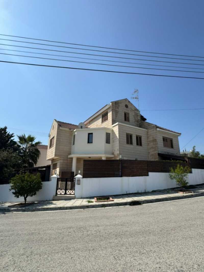 5-bedroom detached house for sale