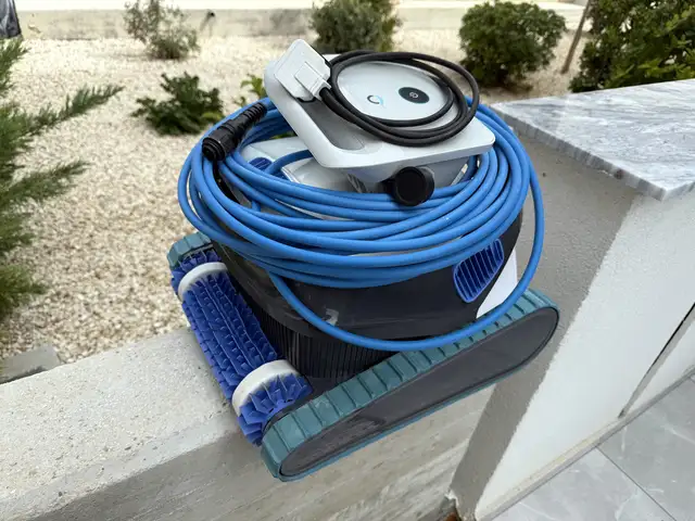 Maytronics dolphin s200 robotic pool cleaner, Paphos — Chlorakas