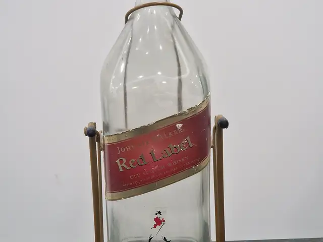 Συλλεκτικό μπουκάλι johnnie walker red label 4.5l με μεταλλική βάση, Επαρχία Λευκωσίας — Λατσιά - Άγιος Γεώργιος
