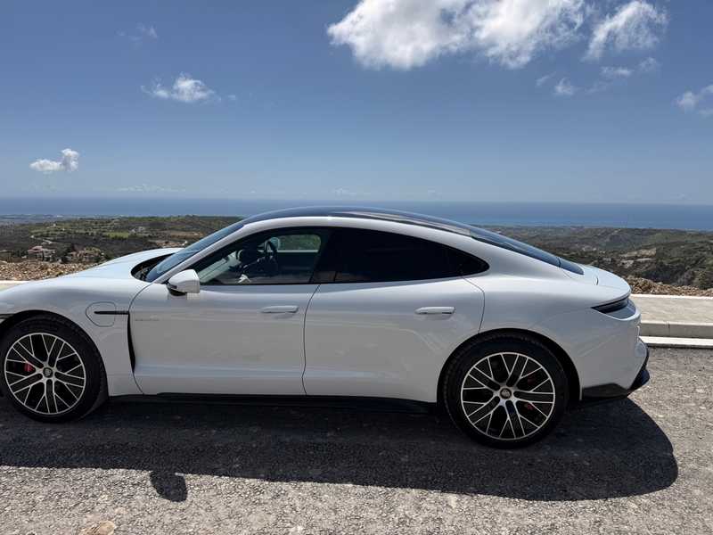 Porsche Taycan Electric 2024