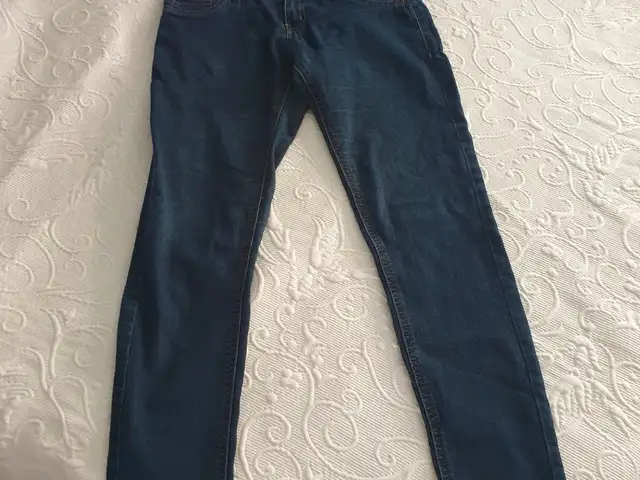 Pink woman skinny jeans, Larnaca — Oroklini