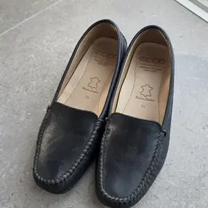 Ecco moccasins, Επαρχία Λευκωσίας — Στρόβολος - Άγιος Βασίλειος