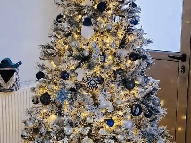 210cm pre-lit flocked christmas tree, Επαρχία Πάφου — Αργάκα
