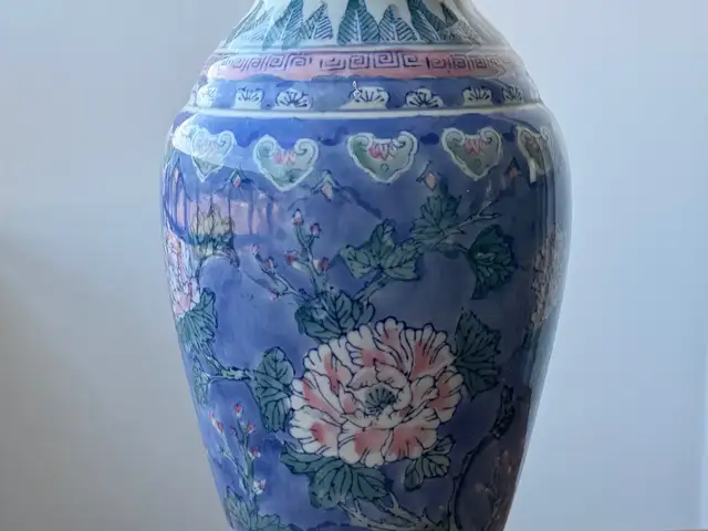 Hand-painted chinese porcelain vase floral & blue design, Paphos — Prodromi