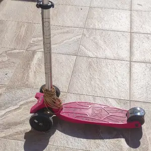 Maxi micro scooter in shocking pink, Paphos — Mesogi