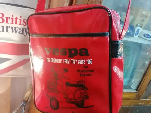 Vespa Red Vinyl Bag new, Nicosia — Agioi Omologites