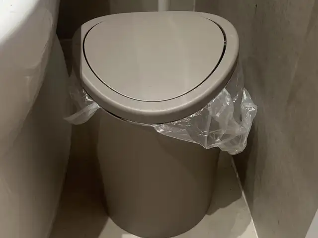 Bathroom bin with lid beige, Επαρχία Λάρνακας — Λιβάδια Λάρνακας