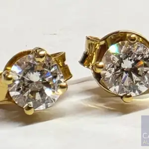 Pair of 18ct gold and diamond stud earrings, Limassol — Ypsonas