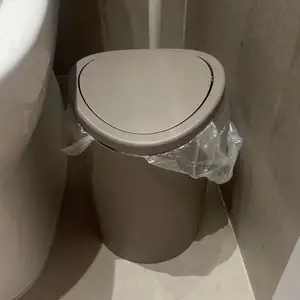 Bathroom bin with lid beige, Larnaca — Livadia Larnakas