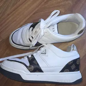 Guess sneakers, Επαρχία Λευκωσίας — Άγιος Δομέτιος - Άγιος Πάυλος