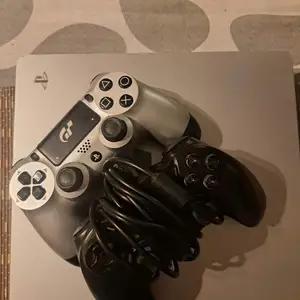 Playstation 4 , 2 controllers, Nicosia — Strovolos - Agios Vasileios
