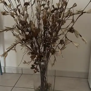 Tall clear glass vase, with dried flower and stones decor. 35cms tall, Επαρχία Λάρνακας — Αραδίππου - Άγιος Φανούριος