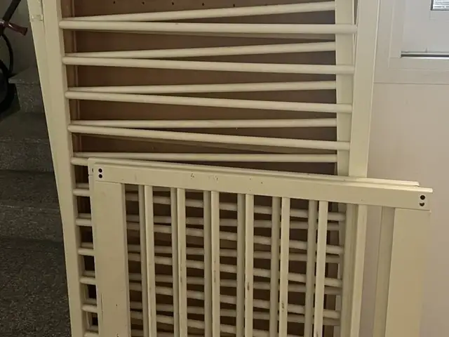 White wooden baby cot - good condition, disassembled, Limassol — Germasogeia Tourist Area