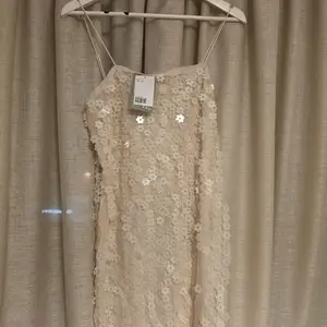 H&m flower shaped sequin embellished slip dress,white cream colour,size xs with, Επαρχία Λεμεσού — Λεμεσός - Αγία Ζώνη