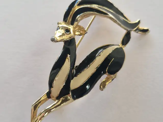 Vintage καρφίτσα γαζέλα / ελάφι - στυλ art deco enamel gazelle brooch, Nicosia — Strovolos - Enthomar Kyprianos